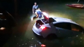 Xe ô tô rơi xuống chân cầu, tài xế tử vong