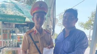 CSGT Công an tỉnh Bạc Liêu đưa người bị tai biến đi cấp cứu kịp thời