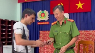 Truy bắt nhanh tên cướp, thu hồi tài sản trả lại cho du khách nước ngoài