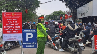 Ghi nhận thu phí trông giữ xe không dùng tiền mặt tại Phủ Tây Hồ