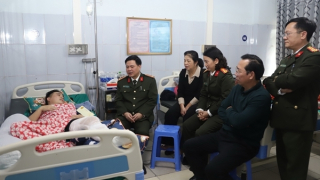Thăm hỏi cán bộ Công an bị thương khi làm nhiệm vụ