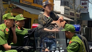 Trung tá Công an tước dao trên tay đối tượng “ngáo đá” đòi tự sát