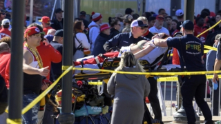 Nguyên nhân khiến lễ ăn mừng siêu cúp Super Bowl biến thành bạo lực