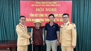 Cụ bà 84 tuổi đi lạc được CSGT giúp đỡ, đưa về với gia đình
