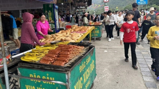 Thực phẩm trôi nổi "bủa vây" các lễ hội đầu năm