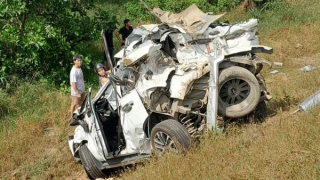 Vượt ẩu, ô tô con bị hai container vò nát, bay khỏi đường cao tốc