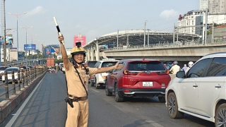 Giao thông ùn ứ kéo dài sau sự cố trên cầu Sài Gòn