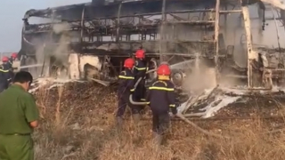 Xe khách cháy rụi trên cao tốc Phan Thiết - Vĩnh Hảo