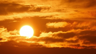 Miền Bắc xuất hiện nắng nóng trên 35 độ C, Nam Bộ oi bức