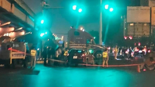 Lưu thông trong đêm, xế hộp bị cuộn thép từ xe đầu kéo "nhả" trúng