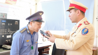 CSGT Hà Tĩnh đột xuất kiểm tra nồng độ cồn lái tàu hoả
