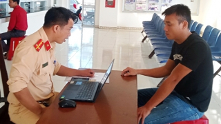 Bị xử phạt, thanh niên “diễn xiếc” trên Quốc lộ khai “do bốc đồng và thích thể hiện”