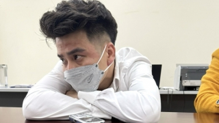 Tạm giữ nam thanh niên chặn đầu rồi vung dao chém vào kính và lốp xe buýt