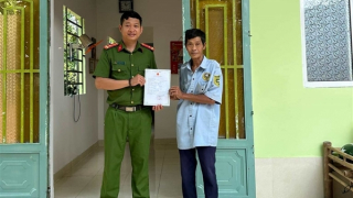 Công an giúp người đàn ông không giấy tờ, không nhà cửa ổn định cuộc sống