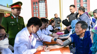 Khám bệnh, tặng quà cho người dân xã Tả Van Chư