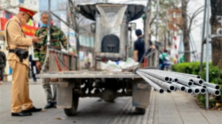 Cận cảnh xử lý xe ba bánh cồng kềnh, cũ nát ngông nghênh ra phố