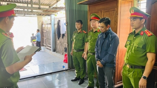 Khởi tố 6 đối tượng sản xuất, buôn bán kính chắn gió ôtô nhái hàng hiệu