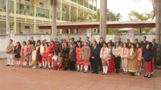 Về nơi người dân hân hoan chào cờ mồng 1 Tết