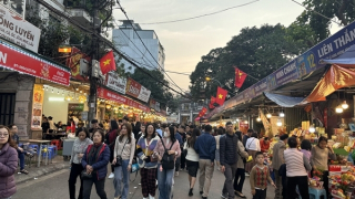 Công an đặt biển, trực tiếp nhắc nhở người dân cảnh giác mất cắp khi đi Phủ Tây Hồ