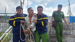 Giải cứu thanh niên nghi ngáo đá đòi nhảy lầu