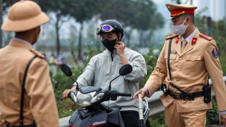 Xử phạt hàng loạt tài xế xe máy chạy vào cao tốc Đại lộ Thăng Long