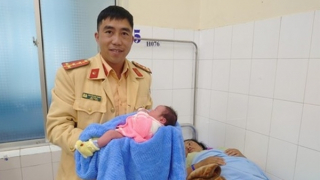 CSGT dùng xe chuyên dụng khẩn cấp đưa sản phụ tới viện sinh con an toàn