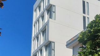 Đến khách sạn trút cơn ghen bằng dao vào chồng và tình địch