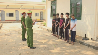 Bé gái 12 tuổi bị 5 thanh thiếu niên dụ vào nhà nghỉ