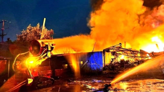 Sử dụng robot khống chế biển lửa trong đêm tại Hải Phòng