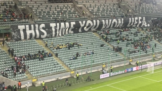 Nhóm cổ động viên căng biểu ngữ đáp trả UEFA vì bị cấm vào sân