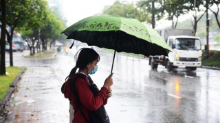 Hà Nội nhiệt độ giảm nhẹ, lác đác mưa; Nam Bộ nắng nóng kéo dài