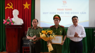 Trao tặng huy hiệu “Tuổi trẻ dũng cảm” cho chiến sĩ Công an cứu người đuối nước