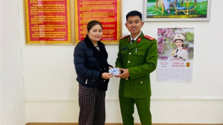 Trả tài sản cho người đánh rơi, Công an xã nhận thư cảm ơn
