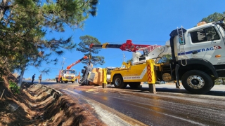 Xe container lật ngang, đèo Mimosa Đà Lạt bị phong tỏa