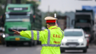 CSGT hóa trang tuần tra, ghi hình tài xế vượt ẩu trên cao tốc Cam Lộ - La Sơn