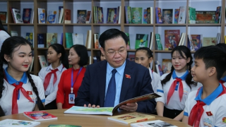 Chủ tịch Quốc hội Vương Đình Huệ trao tặng món quà đặc biệt cho thầy trò trường THCS Nam Thanh