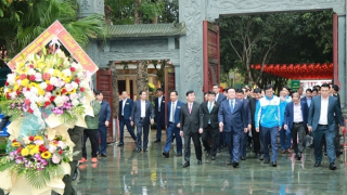 Chủ tịch Quốc hội dâng hương, dâng hoa tưởng niệm Chủ tịch Hồ Chí Minh tại Khu di tích Quốc gia đặc biệt Kim Liên