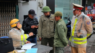 Tài xế xe ba bánh giả danh thương binh gọi "người thân" ra cứu trợ