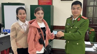 Khách nước ngoài viết thư cảm ơn Công an quận Tây Hồ, Hà Nội