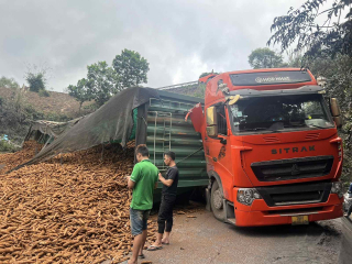 Xe chở sắn bị lật, Quốc lộ 15D đi Cửa khẩu La Lay ùn tắc nghiêm trọng