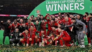 Van Dijk đáp trả chỉ trích sau khi vô địch Carabao Cup