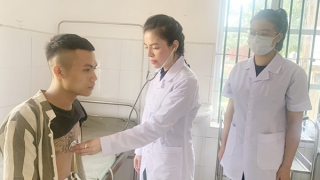 Chuyện chăm sóc bệnh nhân “mang áo số” của các bác sĩ hai màu áo