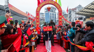 Tân binh bịn rịn chia tay gia đình lên đường nhập ngũ