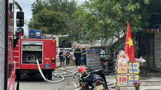 Kịp thời dập tắt đám cháy trong căn nhà 2 tầng giữa trưa