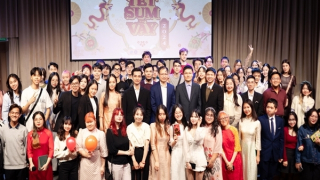 Nặng lòng xuân xa xứ