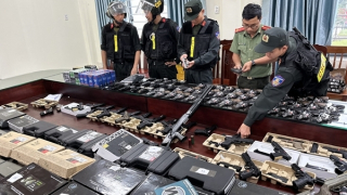 Thu gom súng đạn rồi dùng sim rác, mạng ảo rao bán