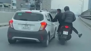 Triệu tập hai thanh niên đi xe máy tạt đầu ô tô, đánh người ở Vành đai 2 trên cao