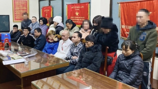 Bắt 14 đối tượng đang sát phạt trên chiếu bạc, thu giữ trên 600 triệu đồng