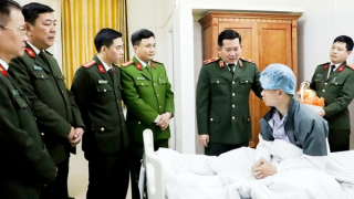 Thăm hỏi chiến sĩ bị thương khi làm nhiệm vụ