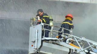 Clip: Cảnh sát phun vòi rồng, dập tắt đám cháy garage ô tô ở Cần Thơ